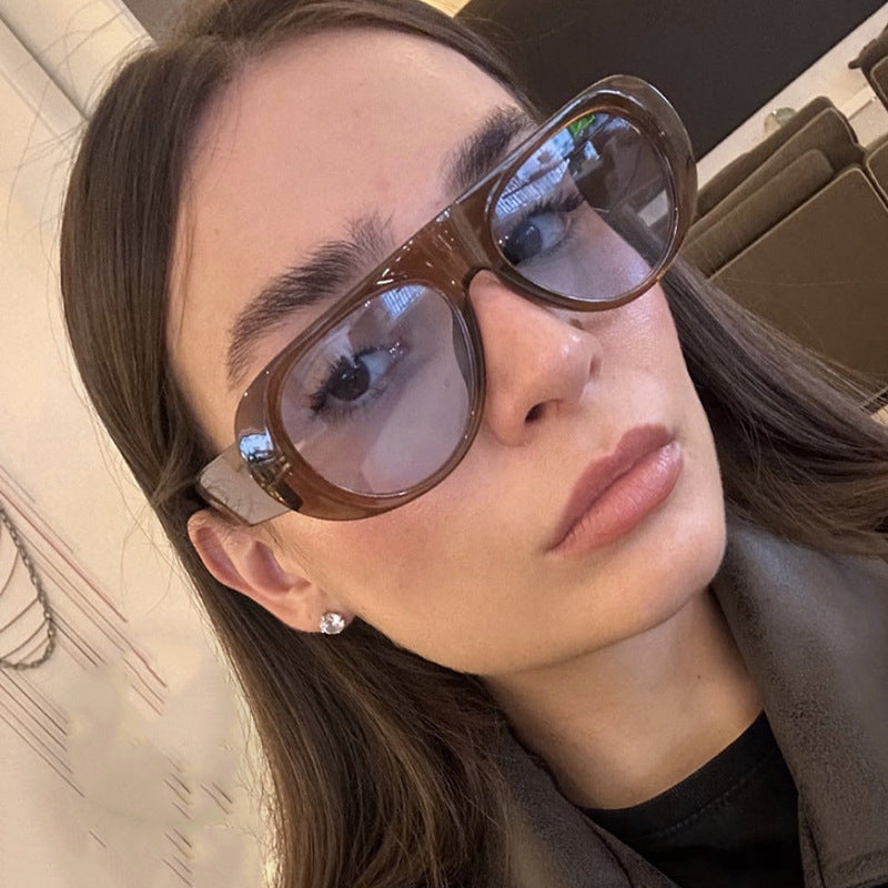 Lunettes de soleil pour femmes au design contemporain 1