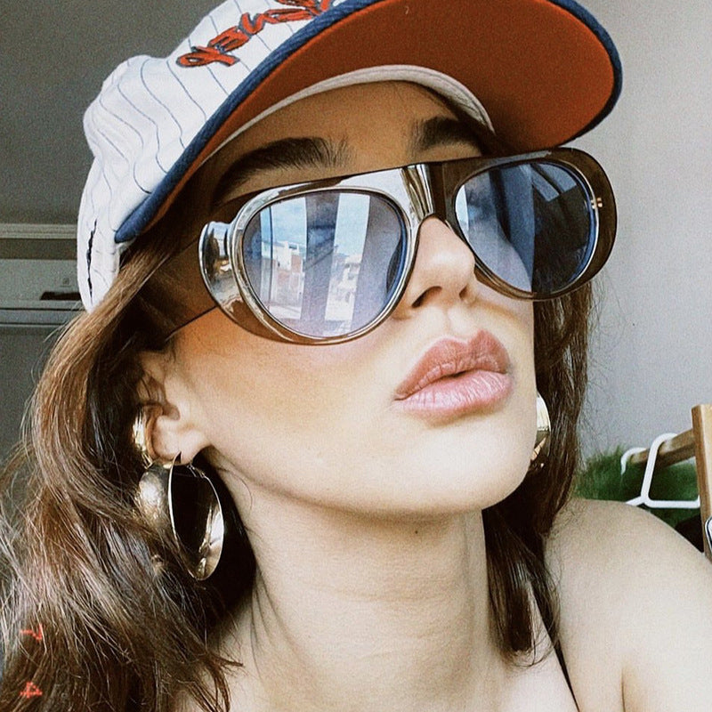 Lunettes de soleil pour femmes au design contemporain 2