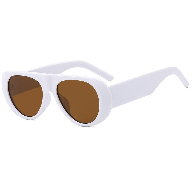 Lunettes de soleil pour femmes au design contemporain 6