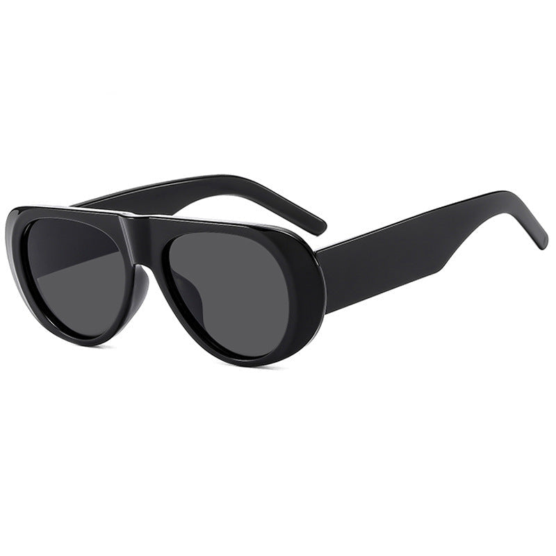 Lunettes de soleil pour femmes au design contemporain 7