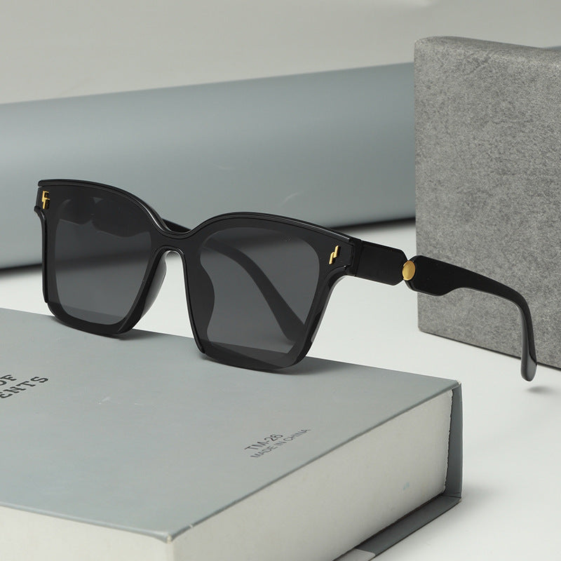 Lunettes de soleil pour femmes au design moderne 1