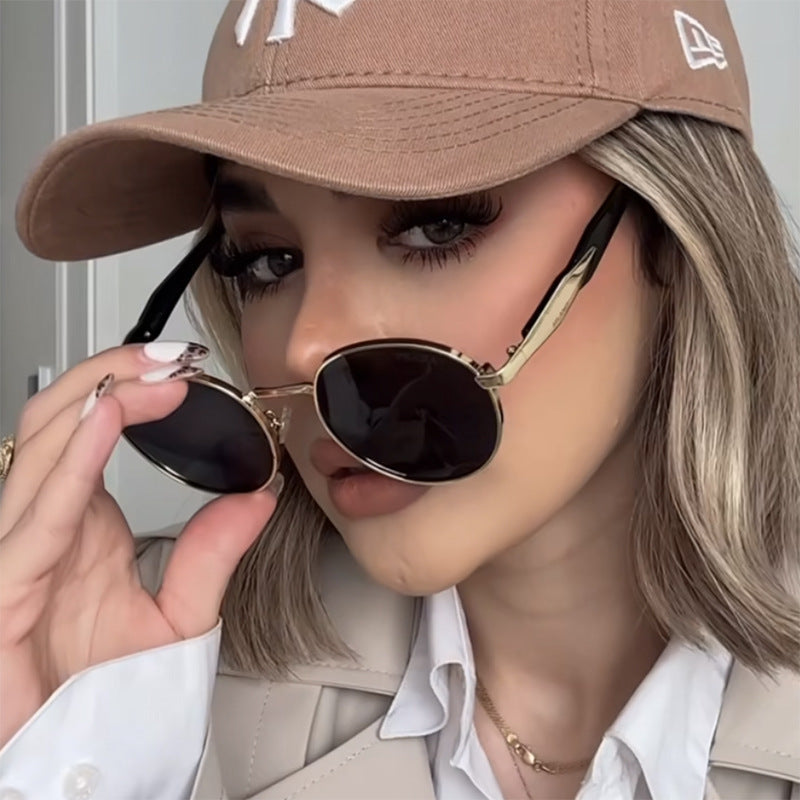 Lunettes de soleil rondes pour femmes avec monture dorée 2