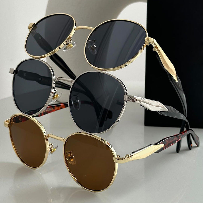 Lunettes de soleil rondes pour femmes avec monture dorée 3