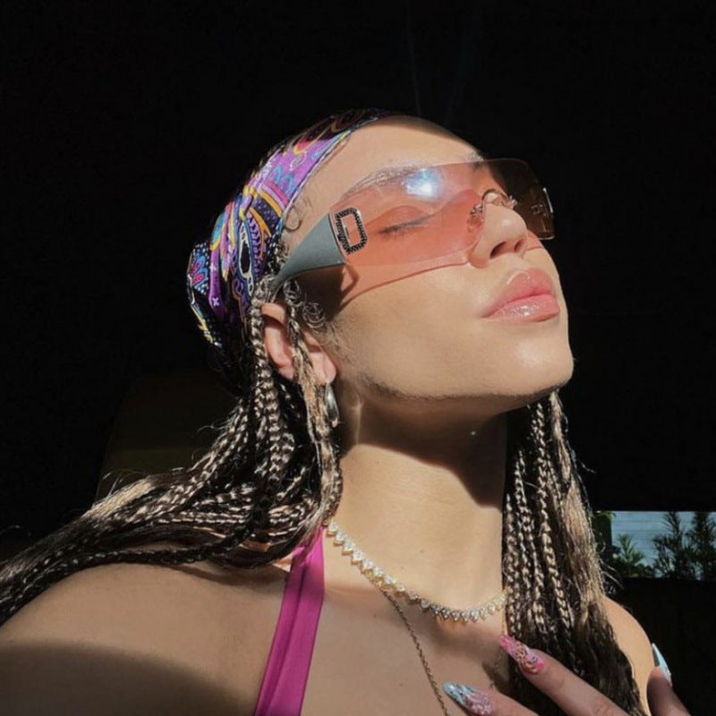 Lunettes de soleil sportives pour femmes au design futuriste 1