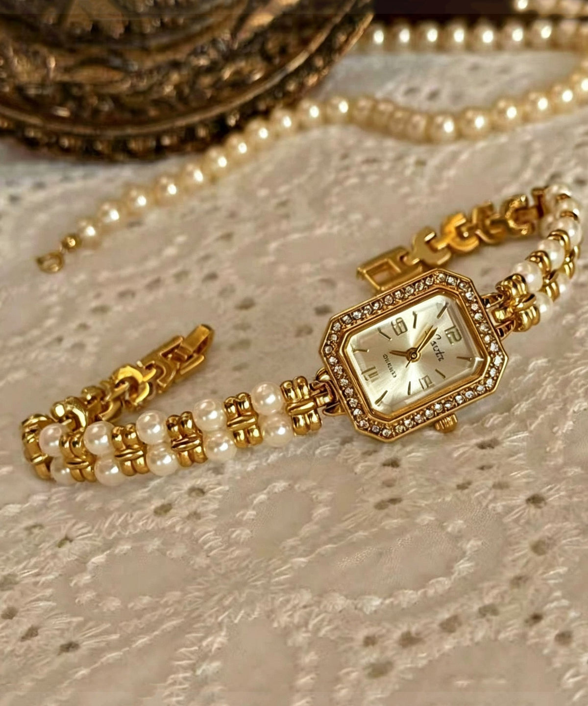 Montre Femme Style Bracelet avec Perles et Détails en Métal Doré 0