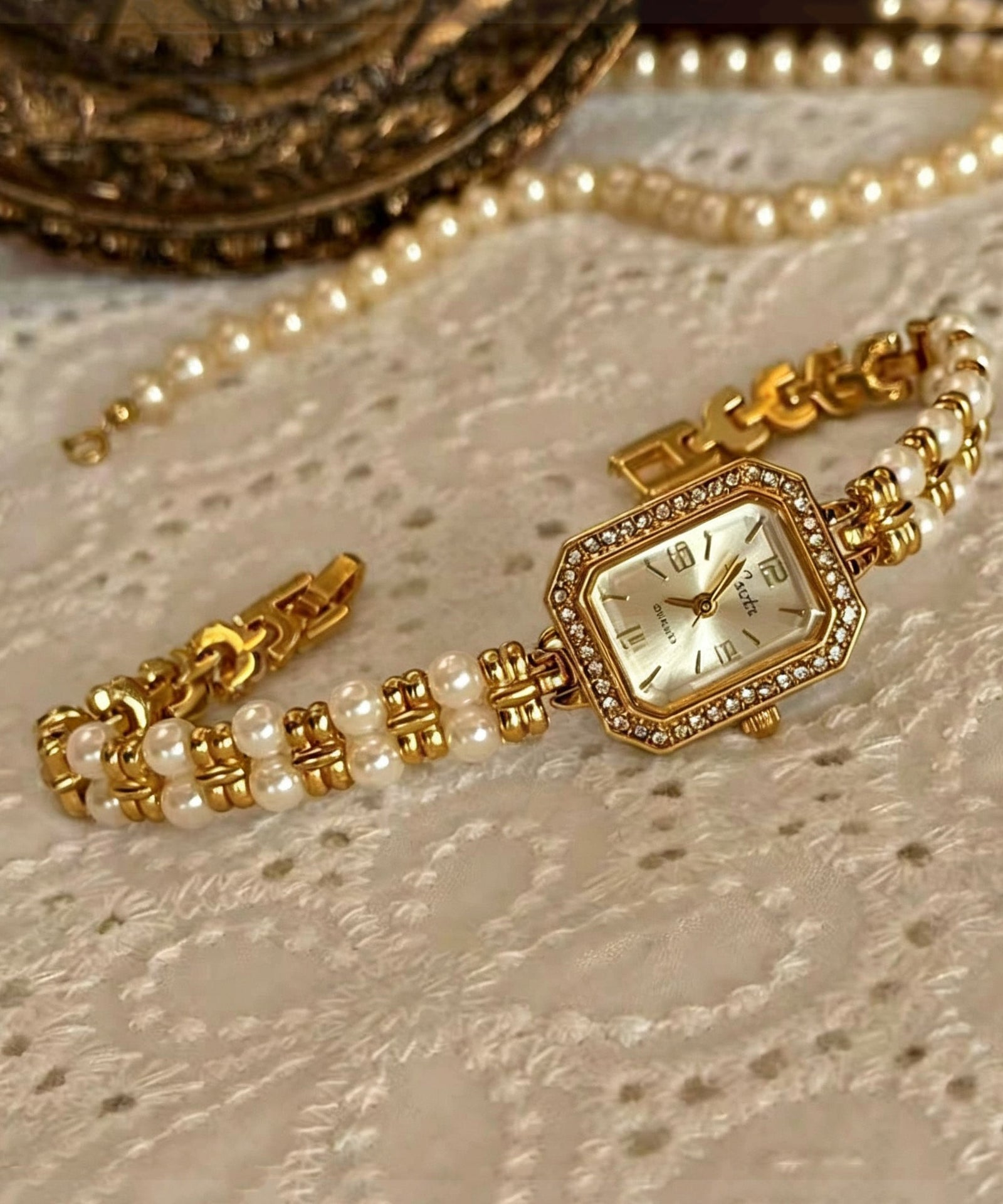 Montre Femme Style Bracelet avec Perles et Détails en Métal Doré 0