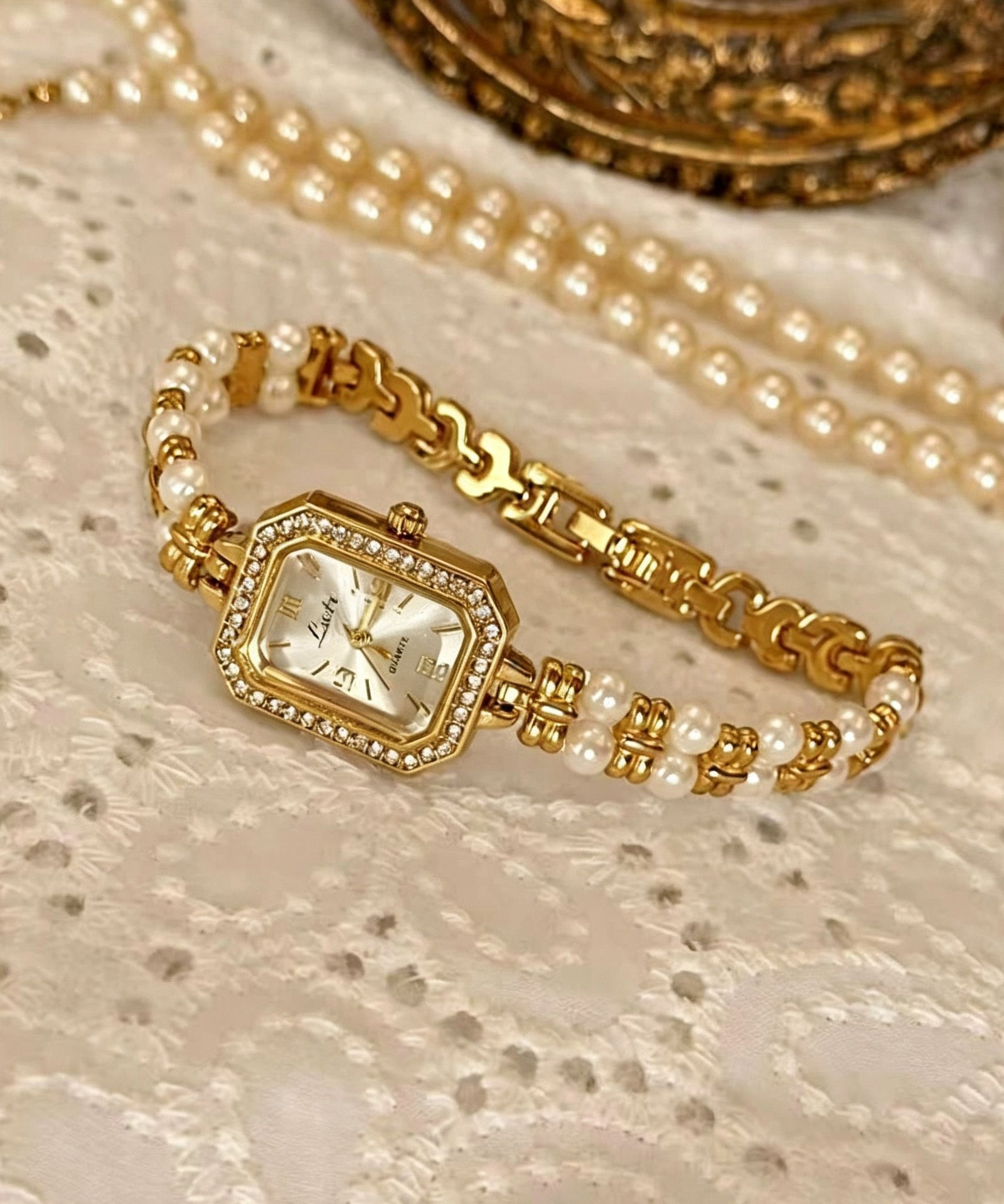 Montre Femme Style Bracelet avec Perles et Détails en Métal Doré 1