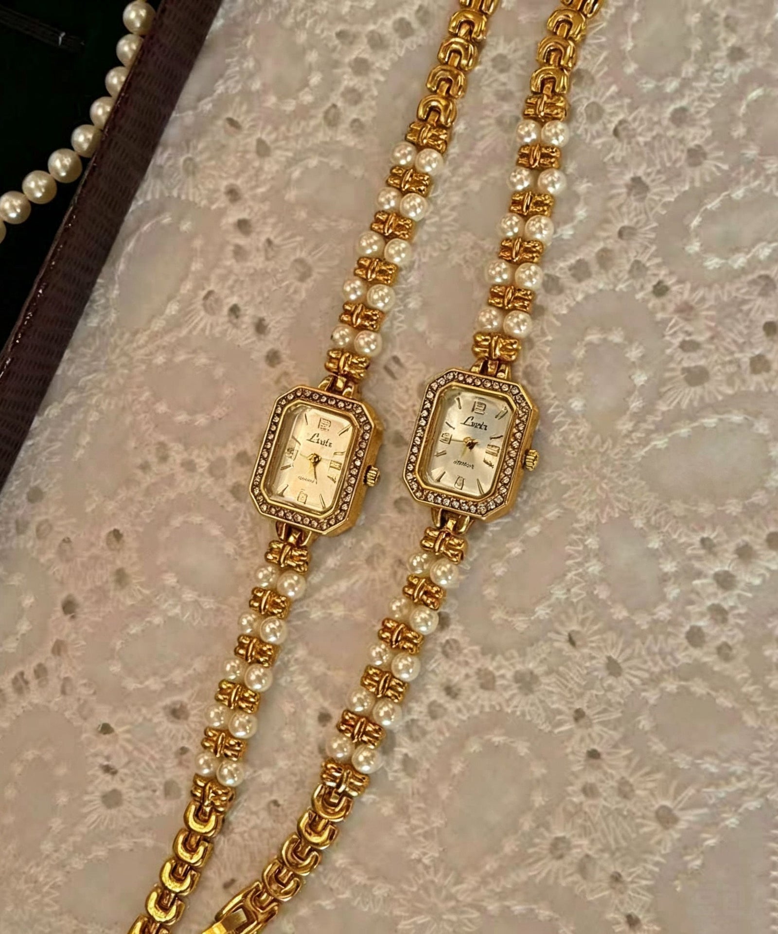 Montre Femme Style Bracelet avec Perles et Détails en Métal Doré 3