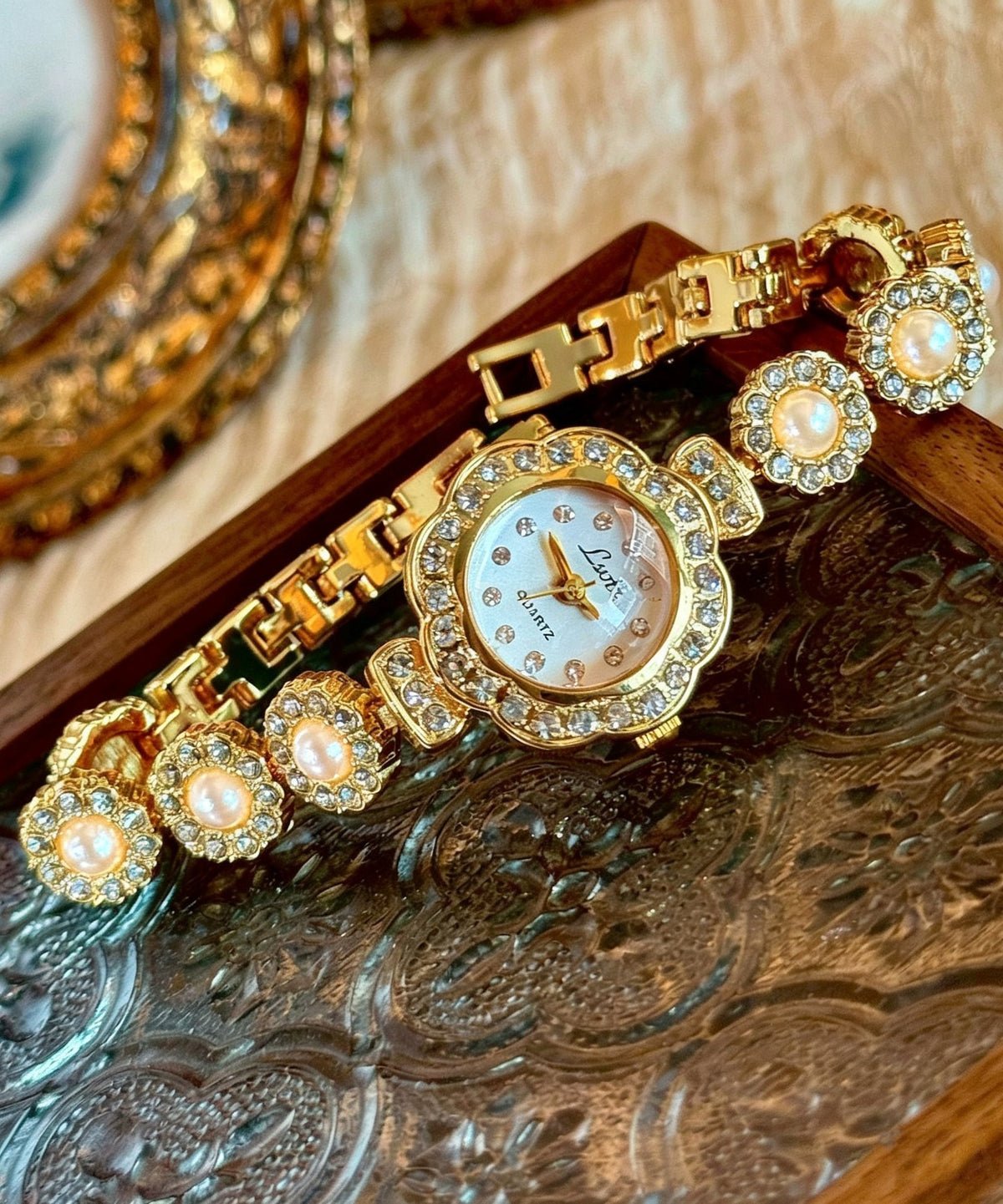 Montre Femme Style Classique avec Détails Floraux et Zircon 0