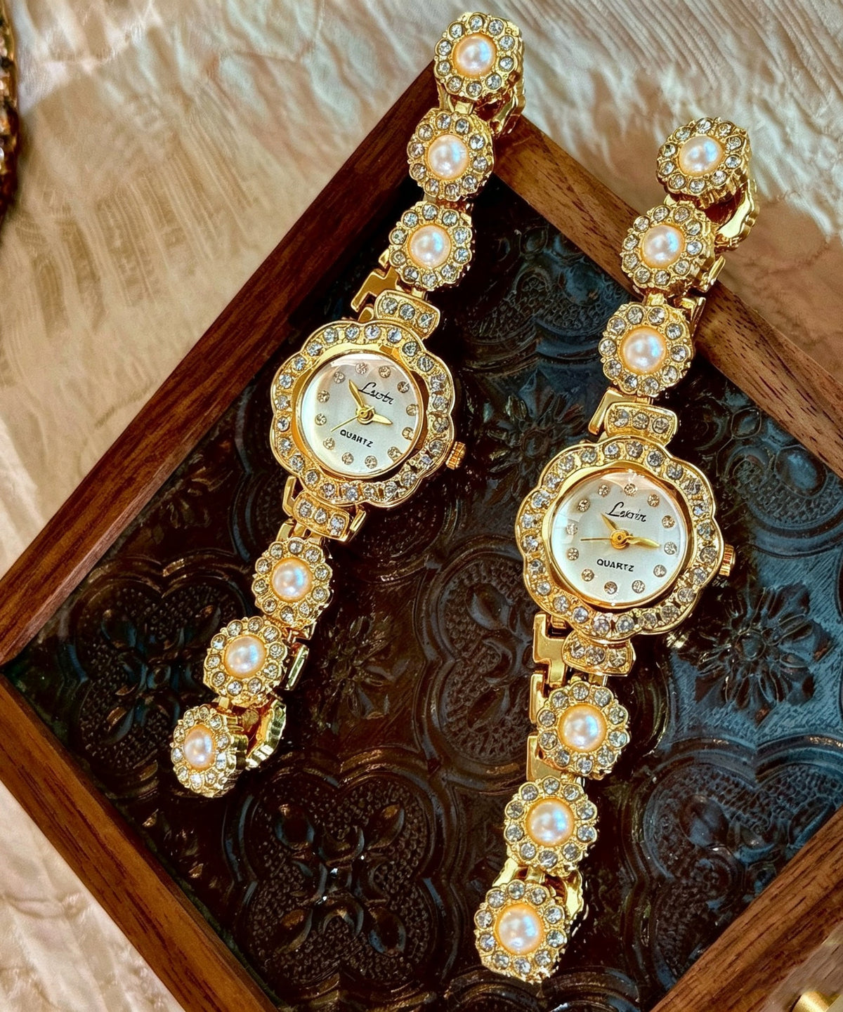 Montre Femme Style Classique avec Détails Floraux et Zircon 1