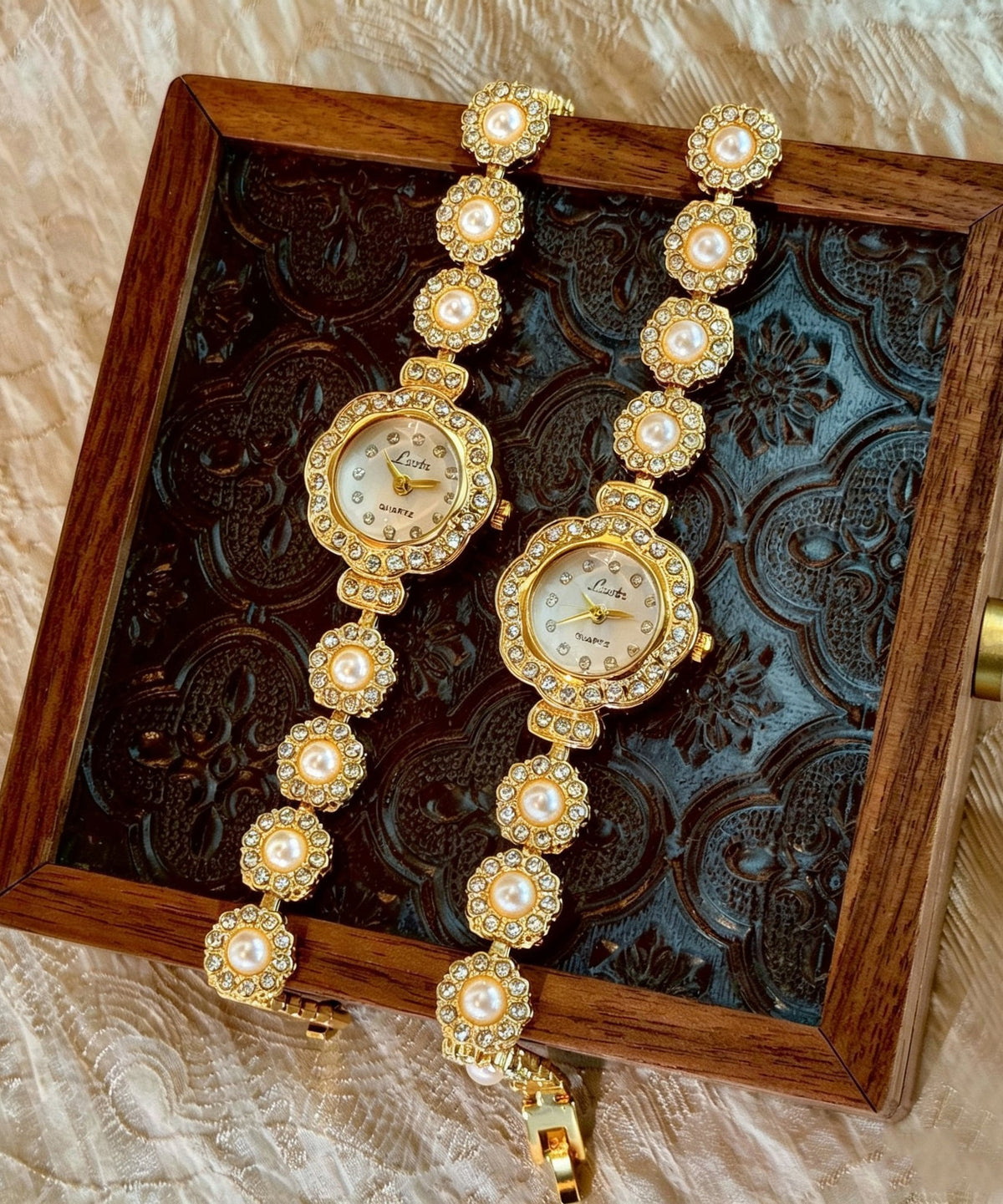 Montre Femme Style Classique avec Détails Floraux et Zircon 2