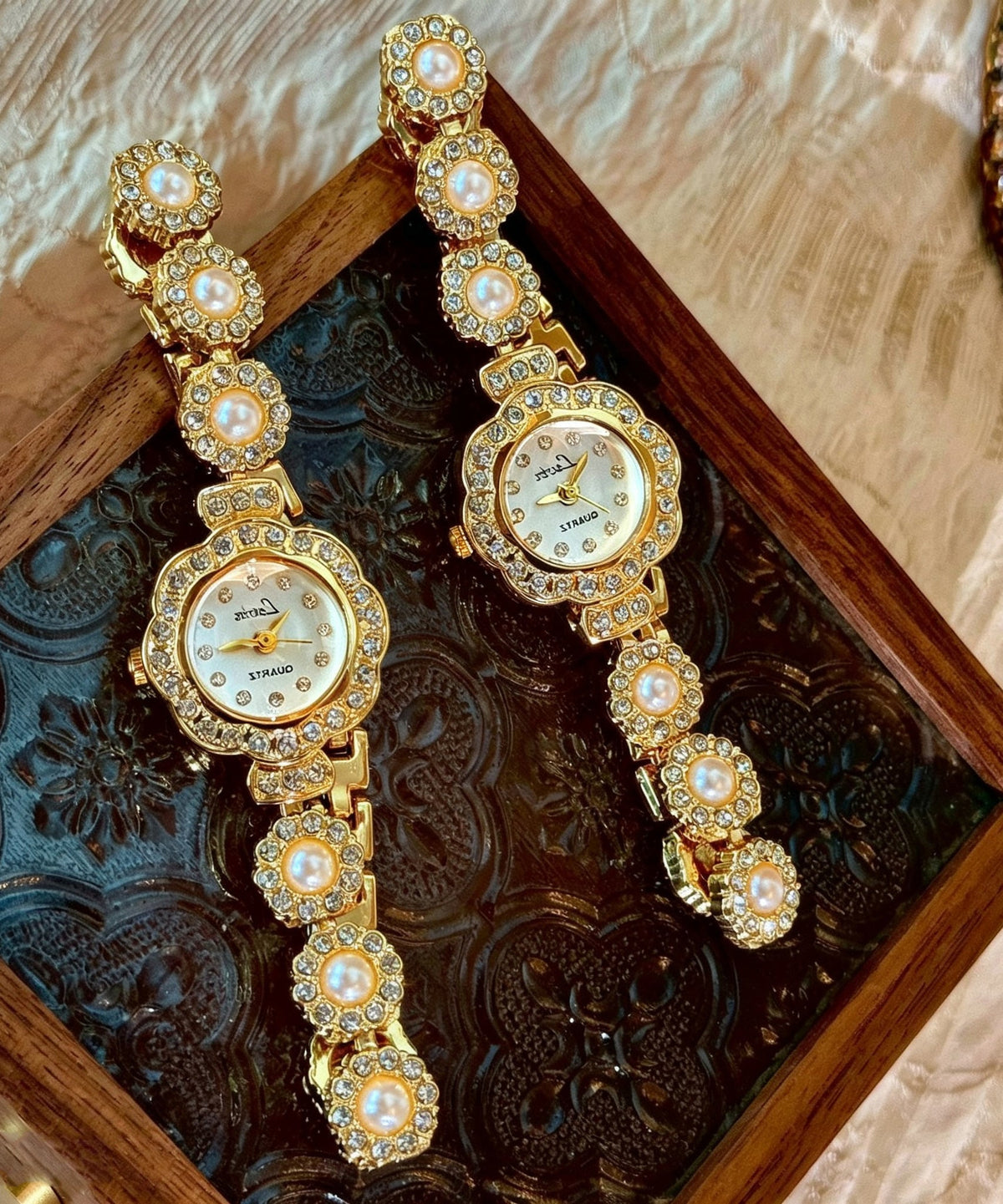 Montre Femme Style Classique avec Détails Floraux et Zircon 3