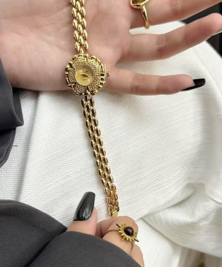 Montre à chaîne pour femme au design original 1