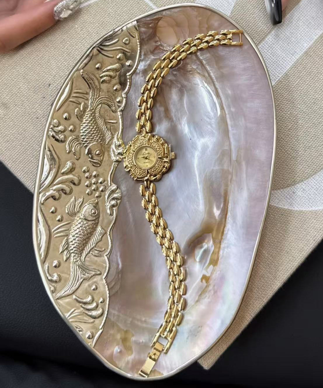 Montre à chaîne pour femme au design original 2