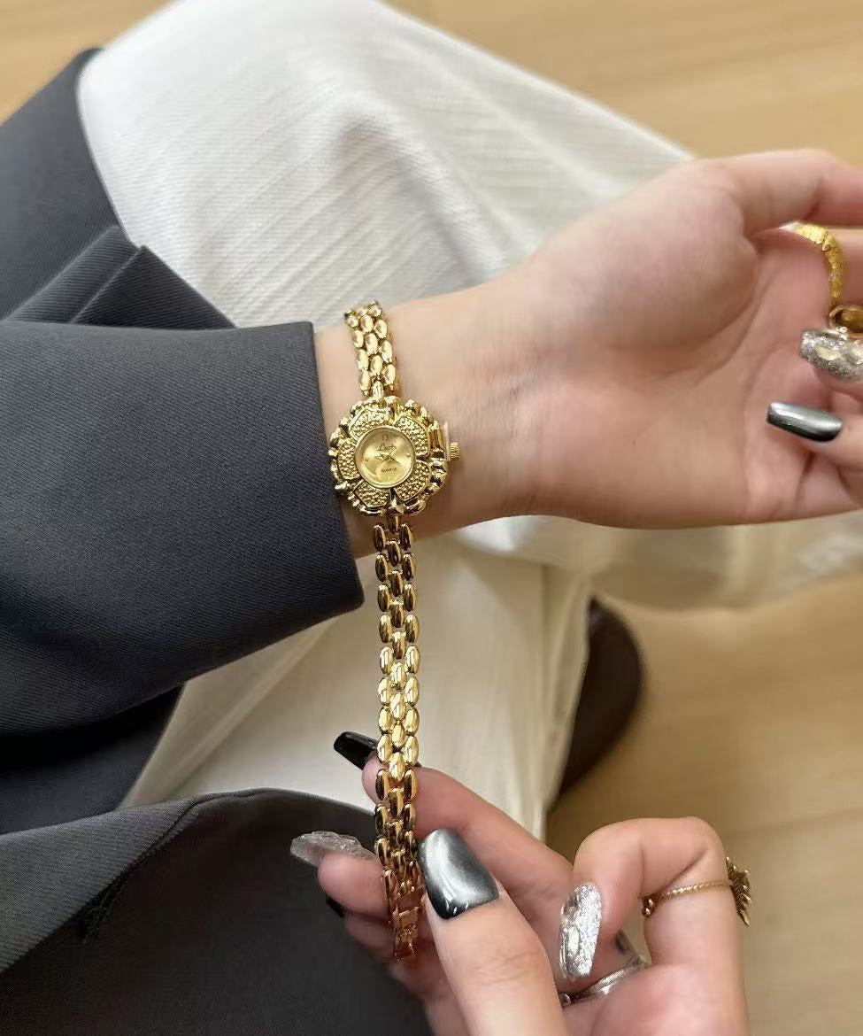Montre à chaîne pour femme au design original 3