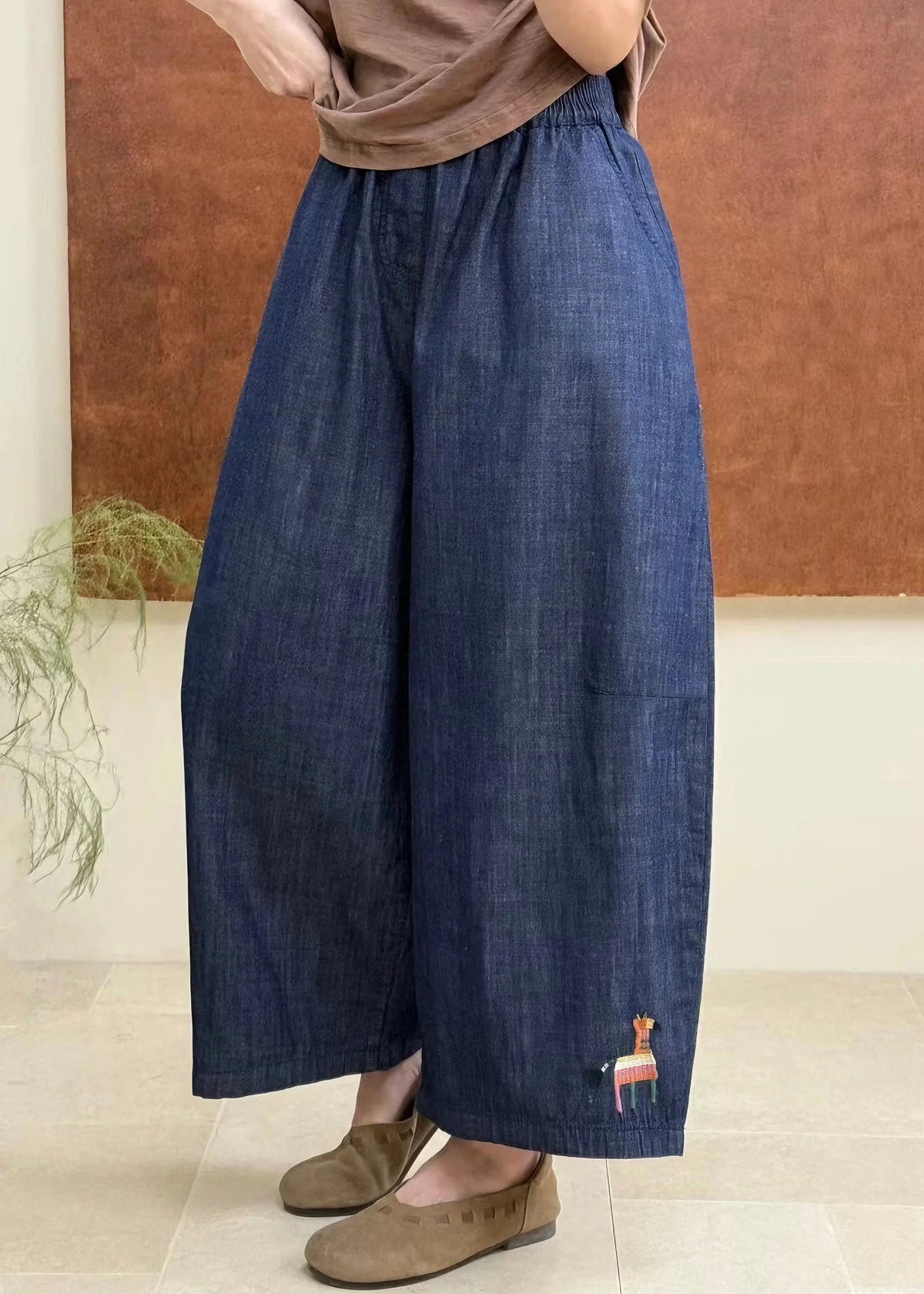 Pantalon en jean grande taille à taille élastique brodé pour femme 1