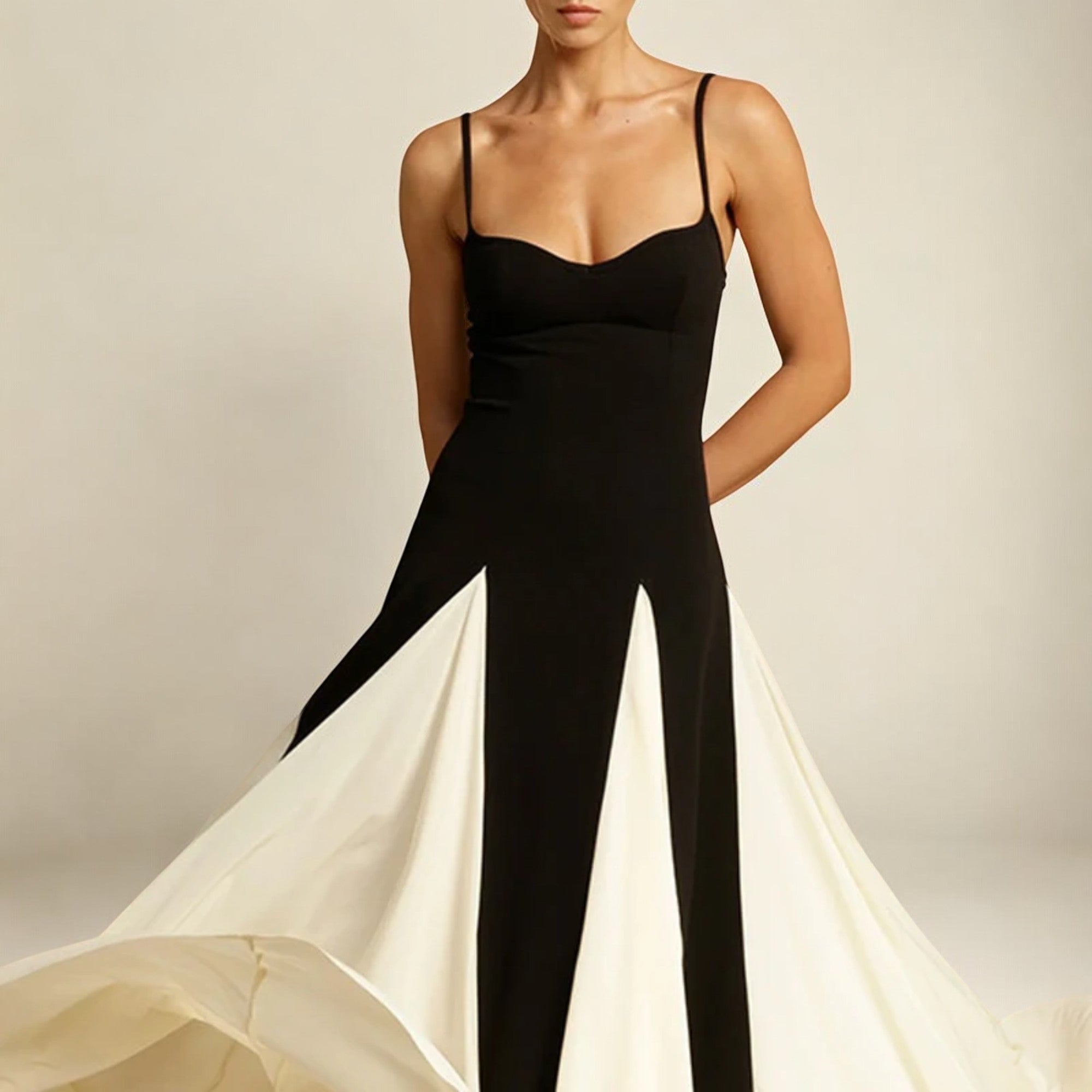 Robe Maxi Femme Élégante en Noir et Blanc 2