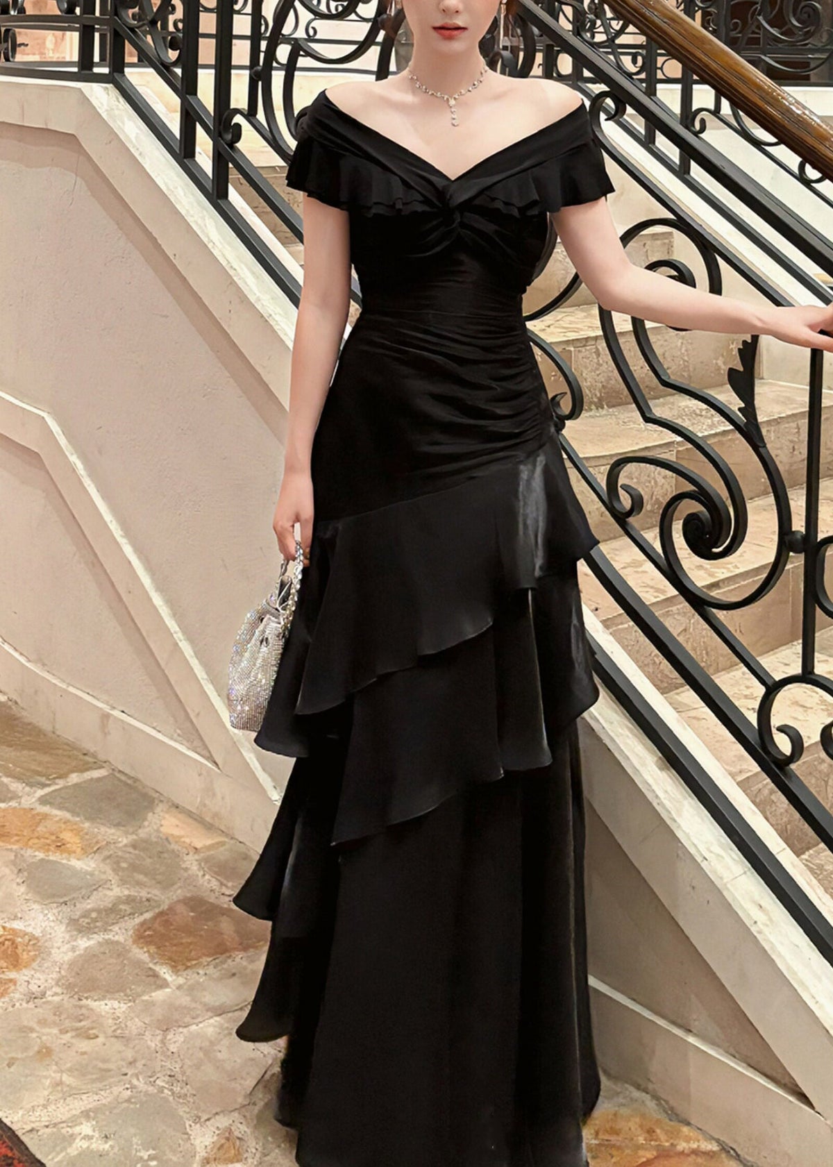 Robe Maxi à Volants Noir avec Col Oblique 2