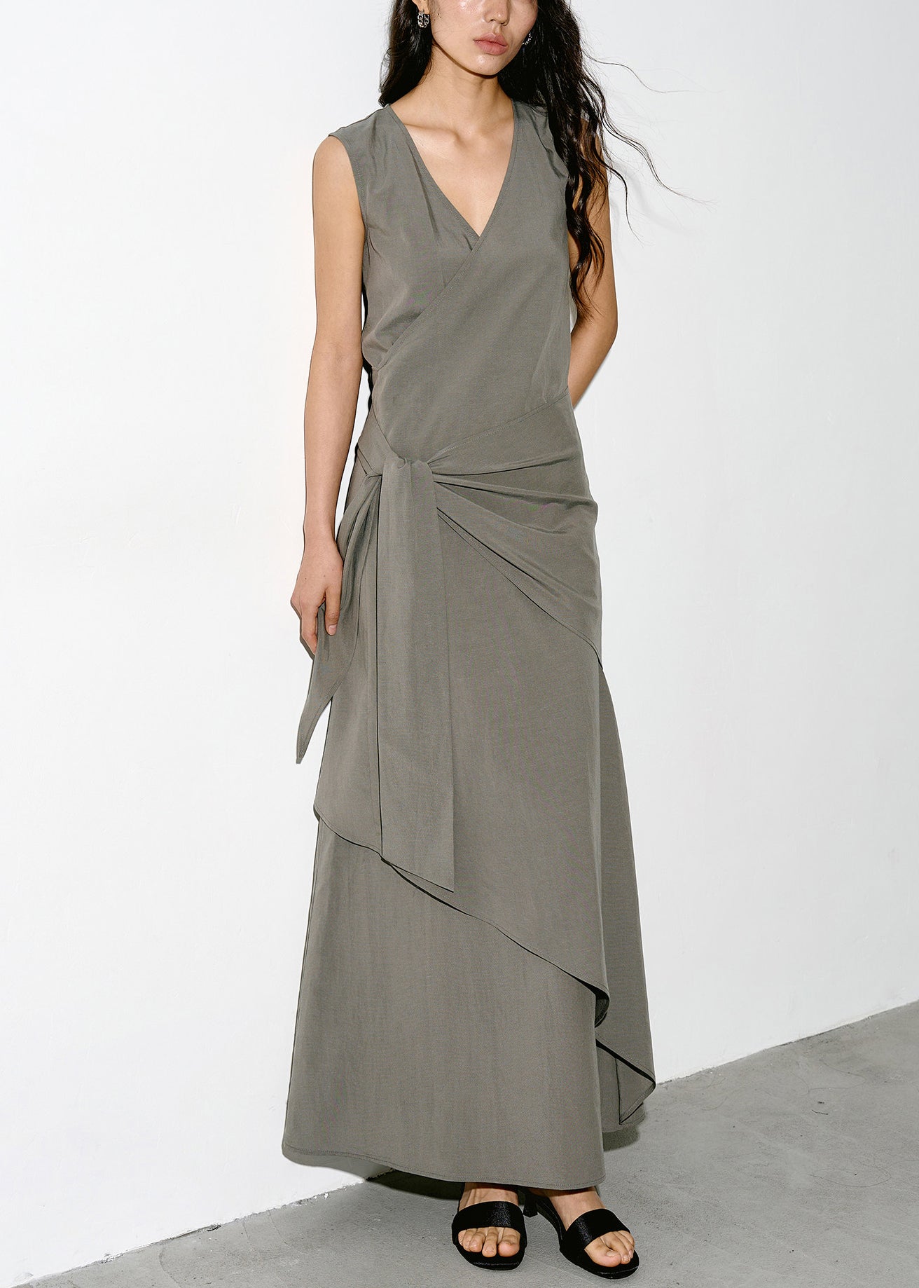 Robe asymétrique femme à col en V et taille nouée sans manches 1
