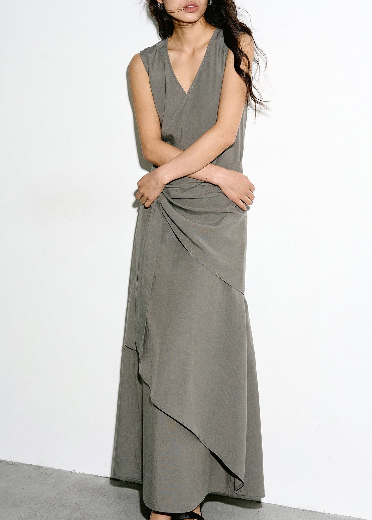 Robe asymétrique femme à col en V et taille nouée sans manches 2