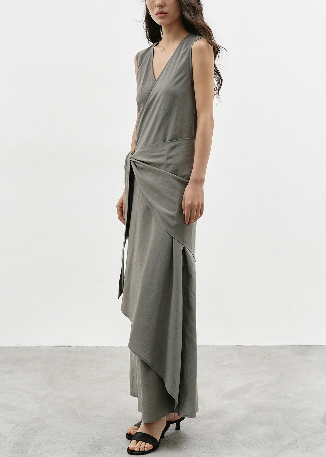 Robe asymétrique femme à col en V et taille nouée sans manches 3