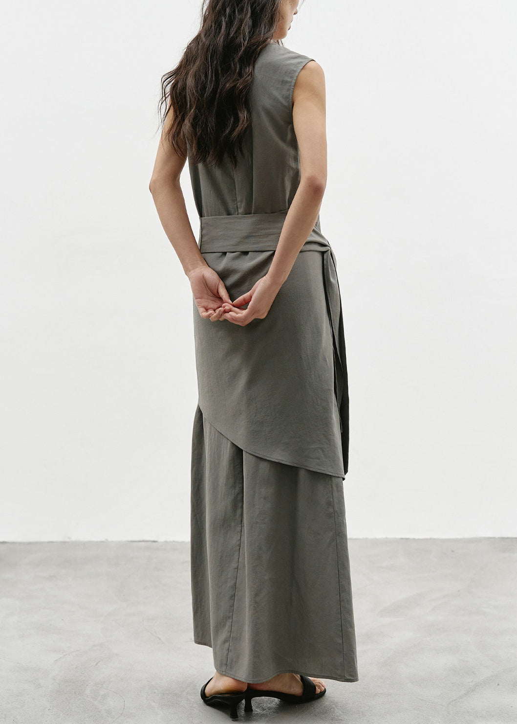 Robe asymétrique femme à col en V et taille nouée sans manches 4