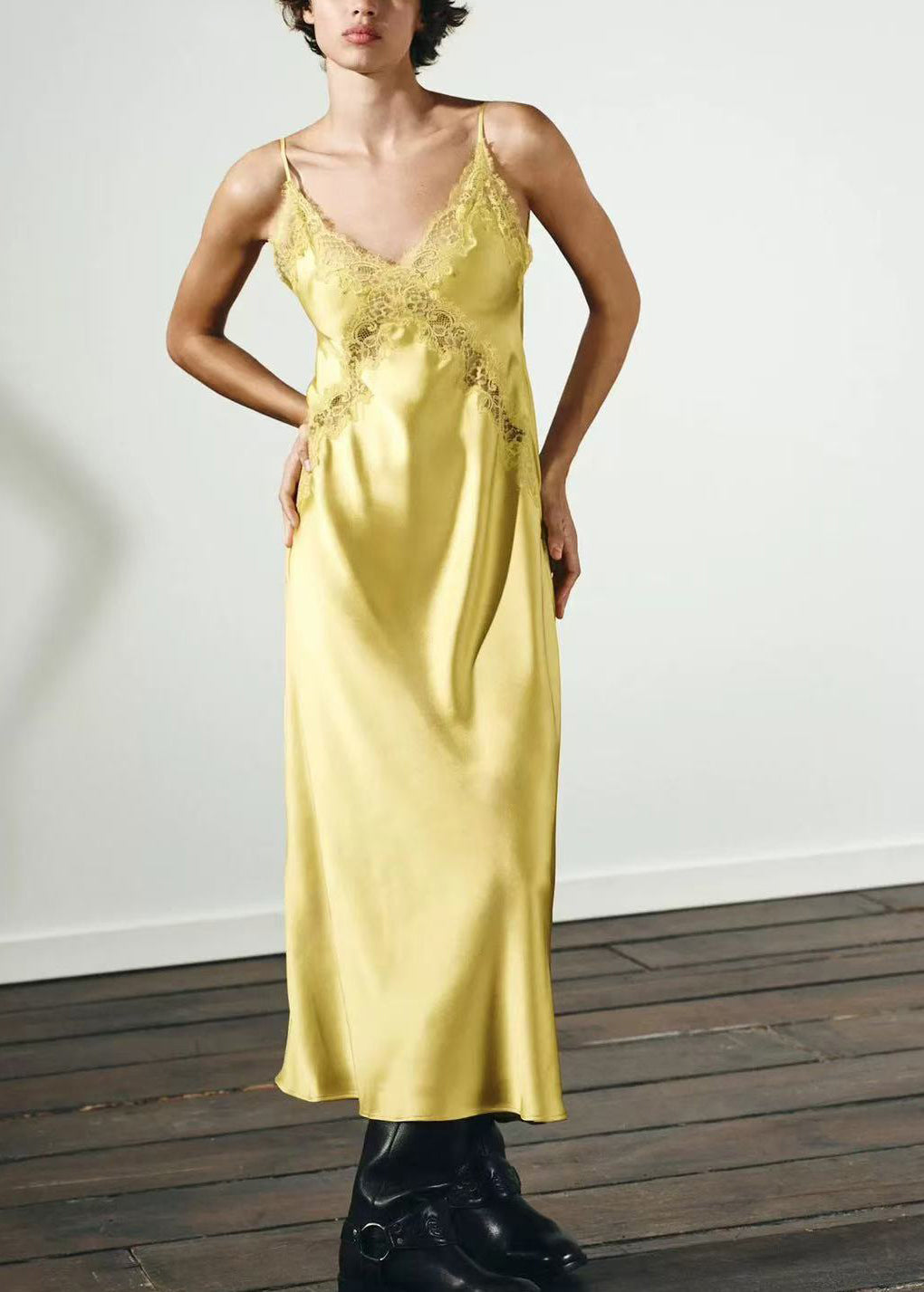 Robe d'été femme à bretelles spaghetti et col en V dos nu 0