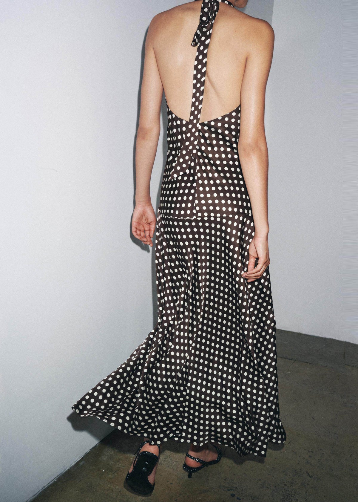Robe femme longue à col en V imprimé pois sans manches 3