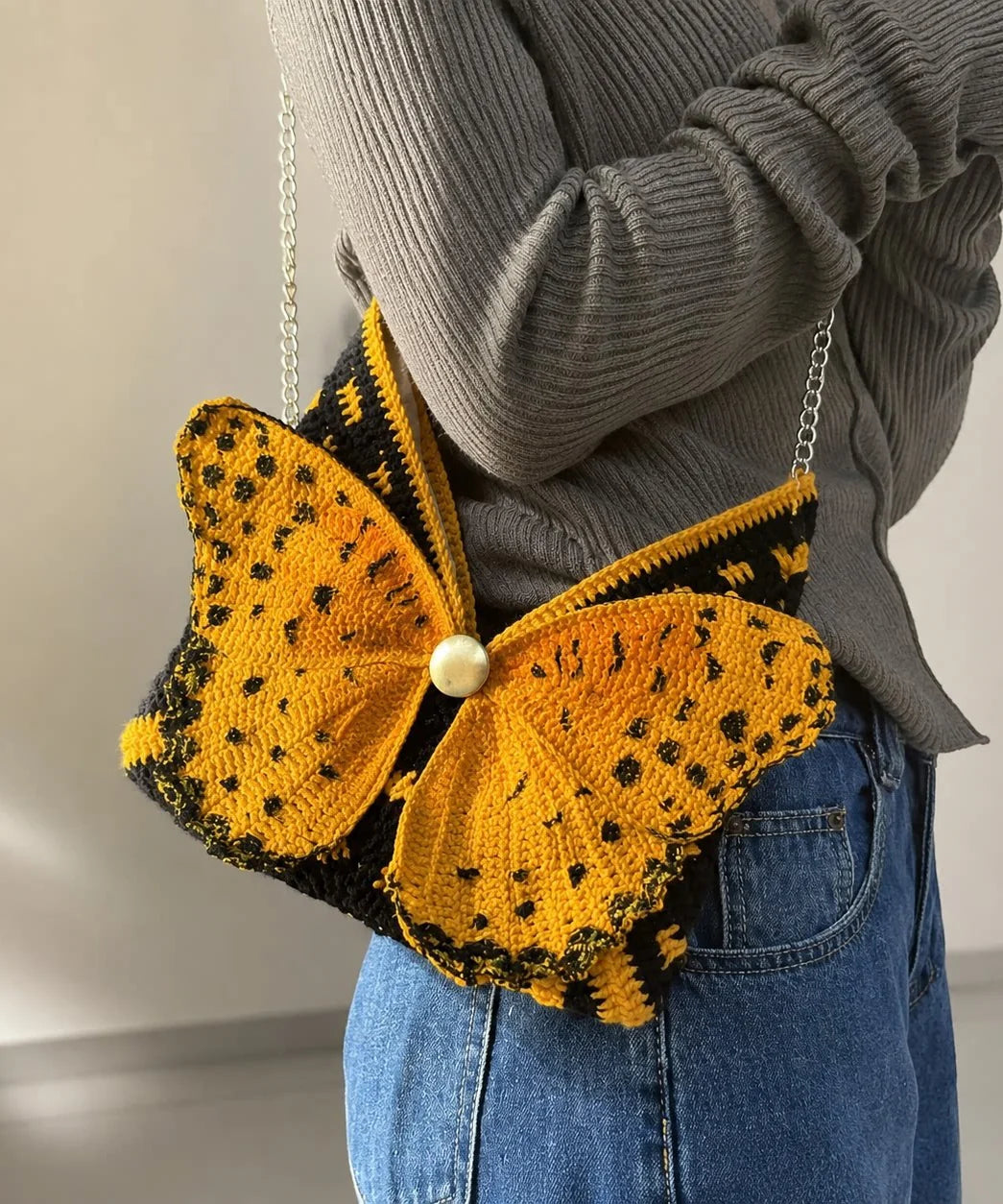 Sac bandoulière femme motif papillon tricoté main 2