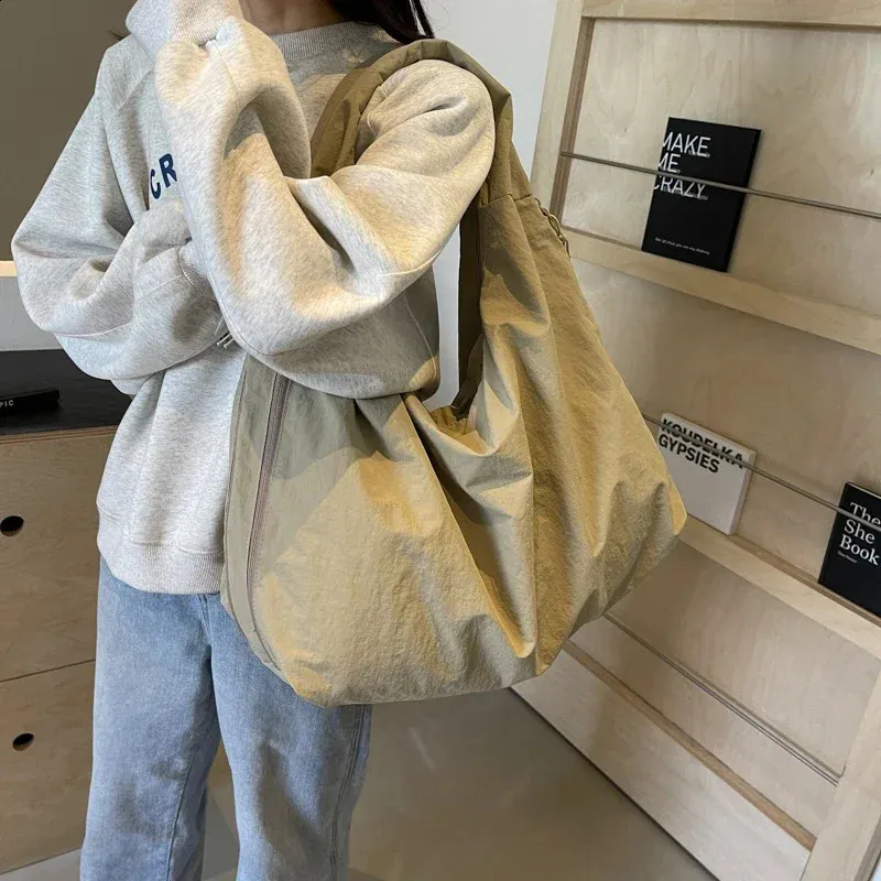 Sac fourre-tout pour femmes design minimaliste en tissu souple 3