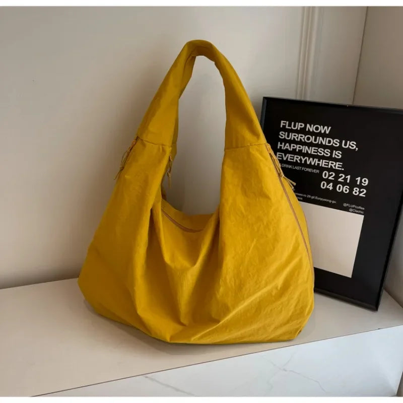 Sac fourre-tout pour femmes design minimaliste en tissu souple 4