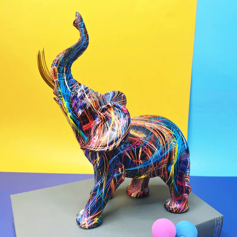 Sculpture d'Éléphant Abstrait en Résine Colorée 4