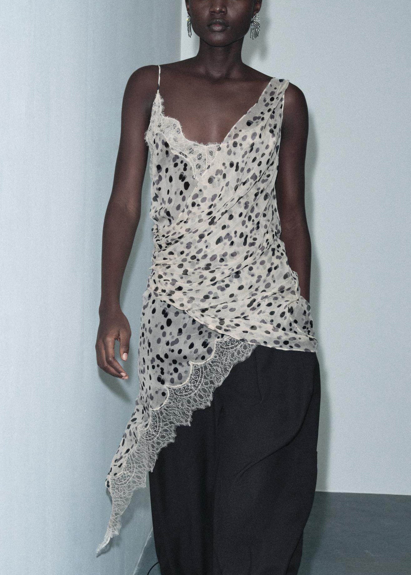 Top Femme Asymétrique à Bretelles Spaghetti à Pois 1