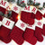 Chaussettes tricotées avec des lettres de Noël
