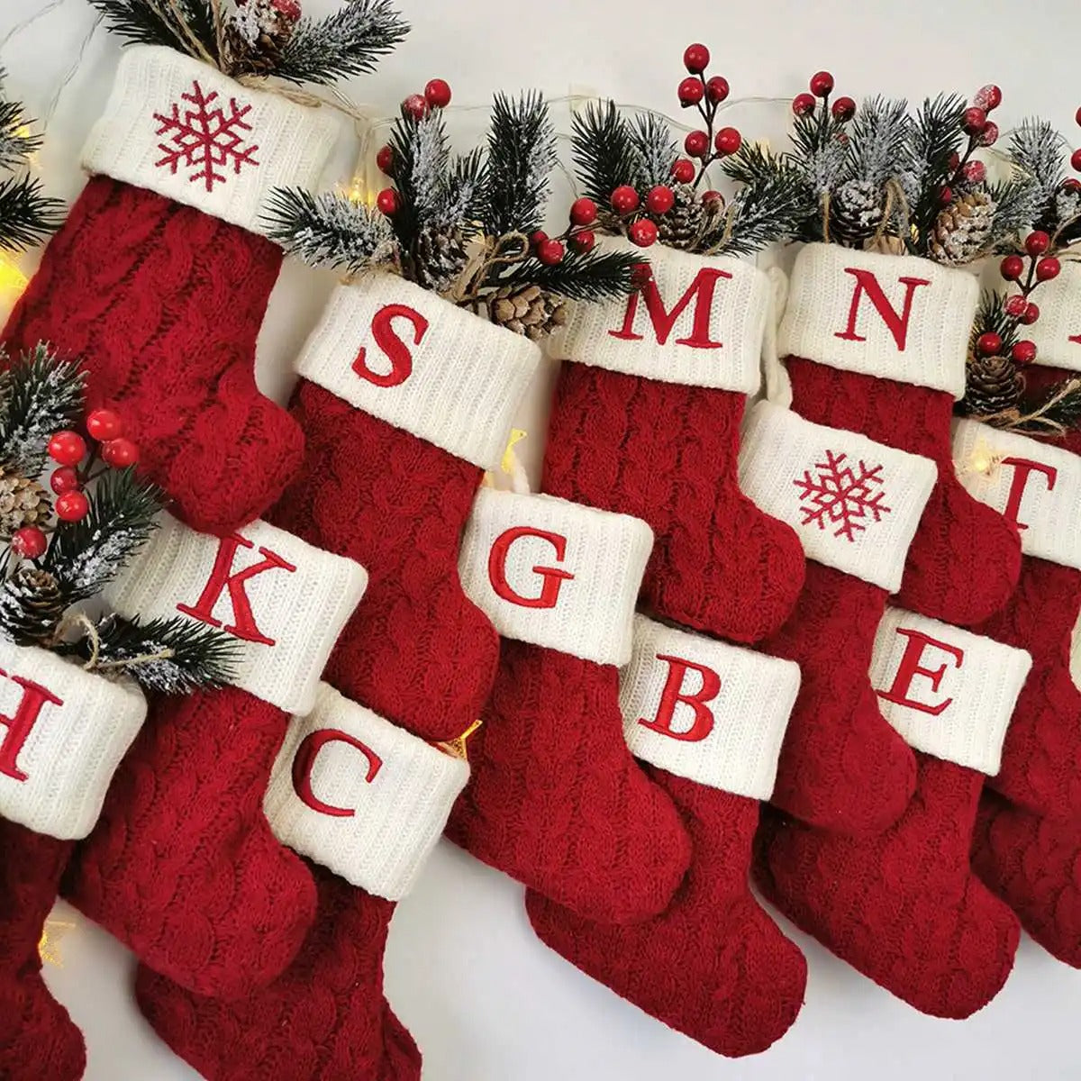 Chaussettes tricotées avec des lettres de Noël