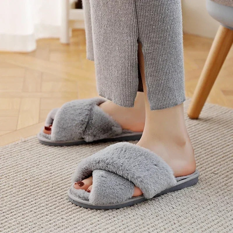 Pantoufle en peluche douce à motif croisé
