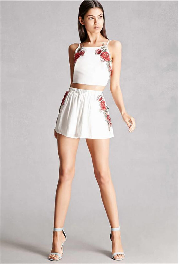 Ensemble short et top court brodé de fleurs