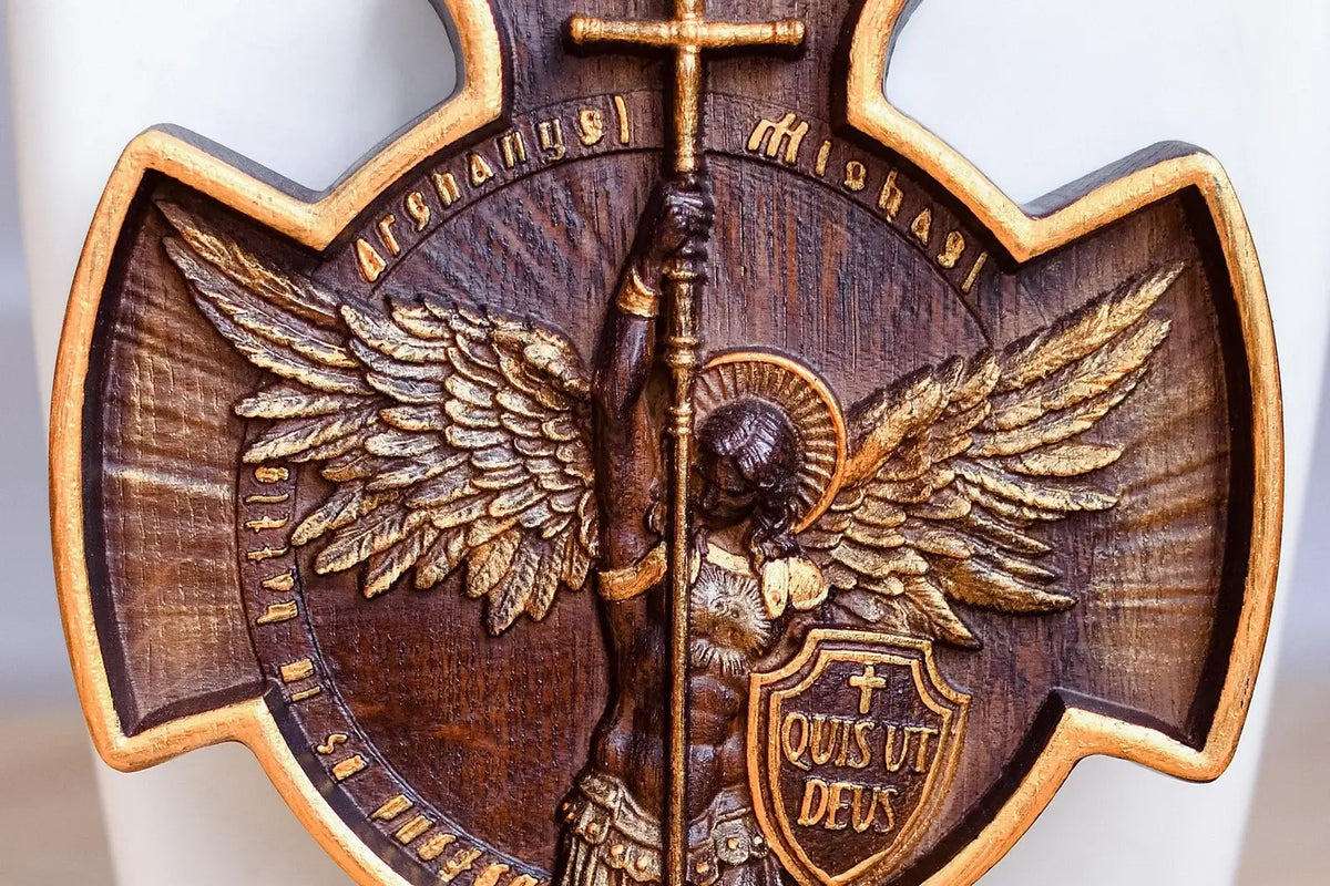 Décoration murale sculptée en bois de l'archange Michael