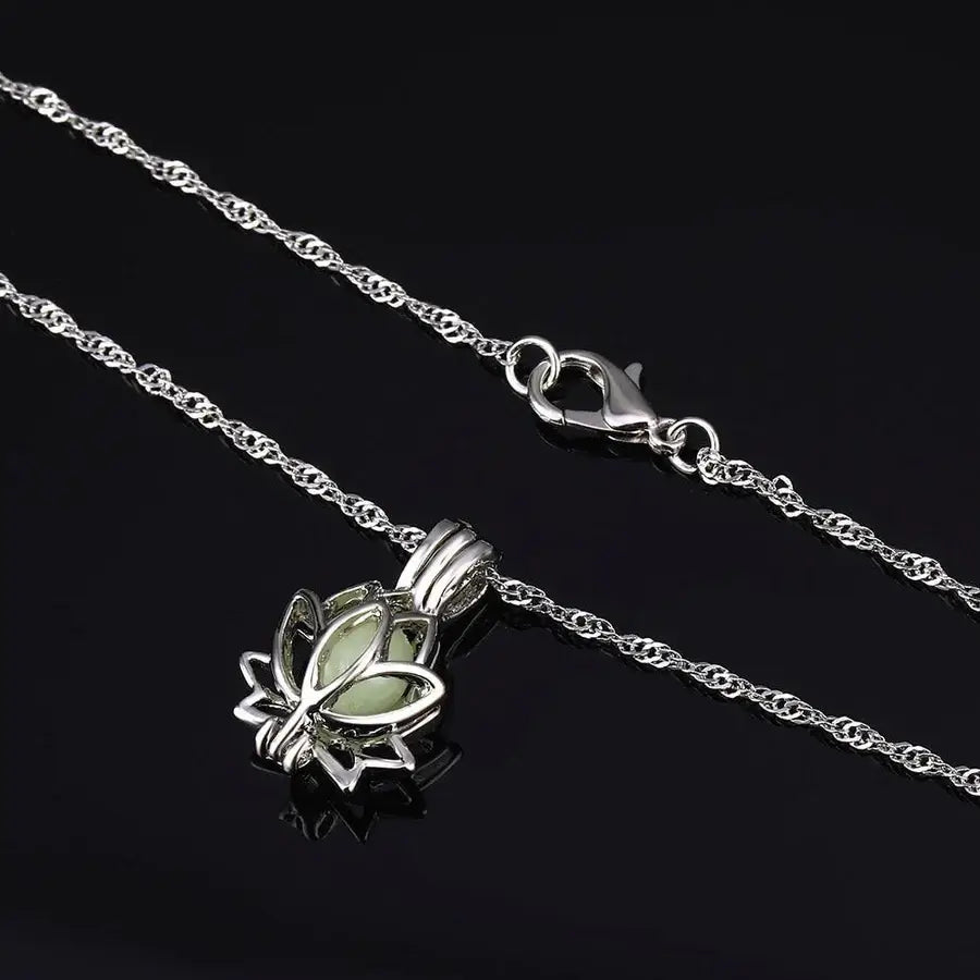 Collier Fleur de Lotus Lumineuse