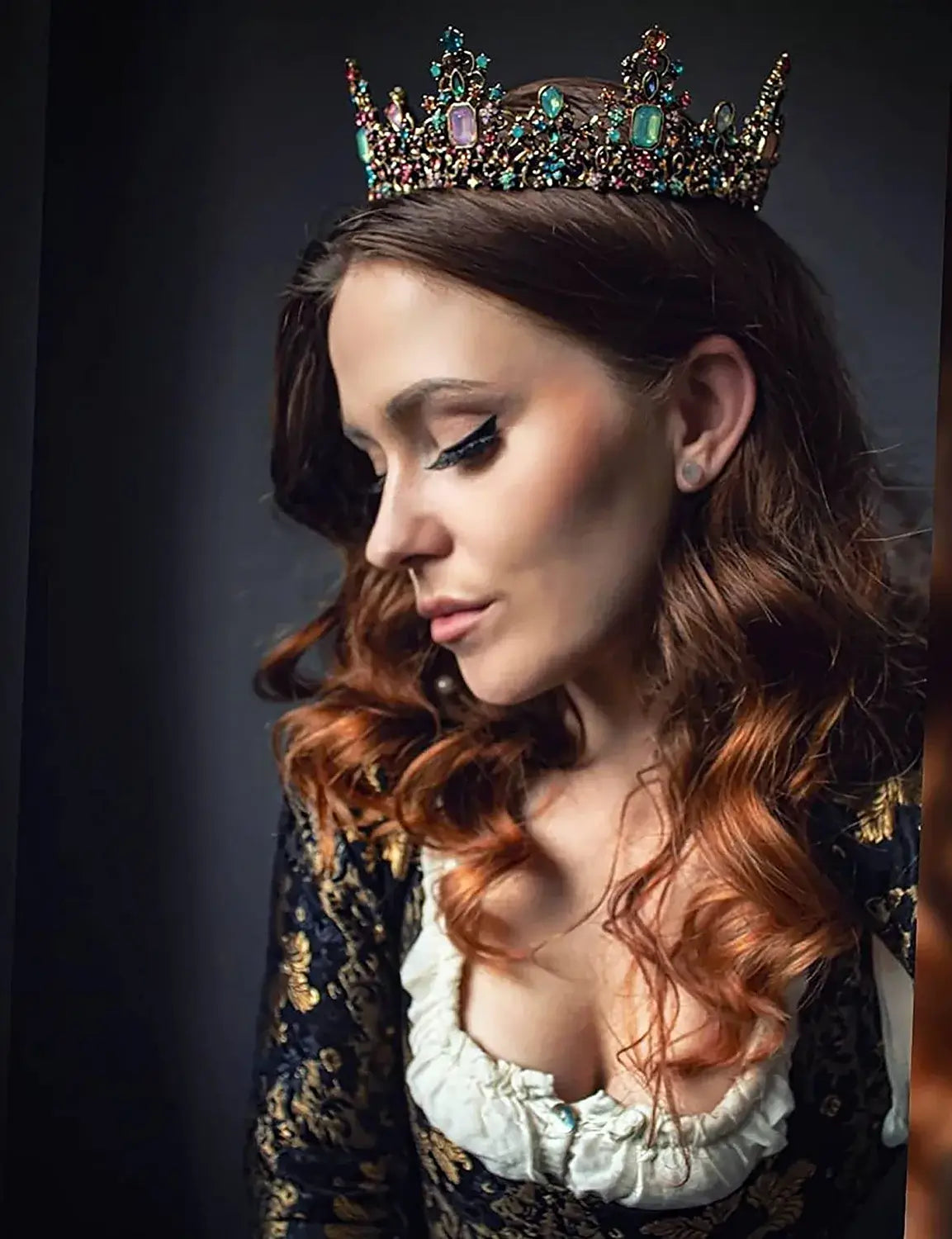 Couronne de reine baroque ornée de bijoux