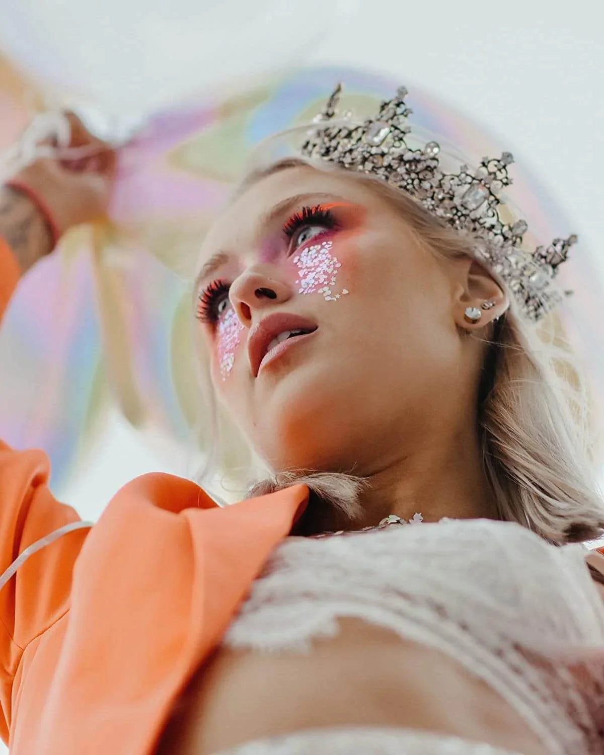 Couronne de reine baroque ornée de bijoux