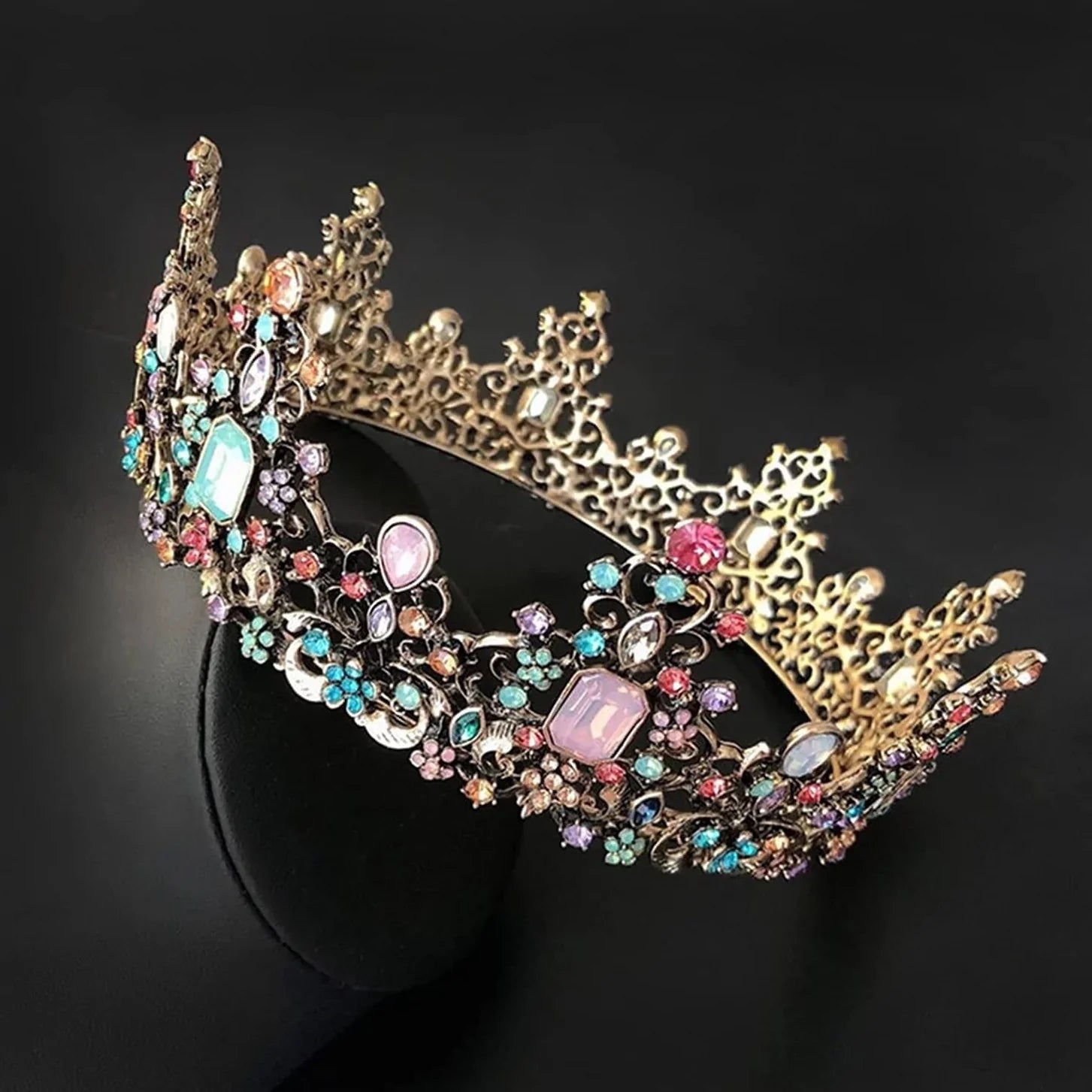 Couronne de reine baroque ornée de bijoux